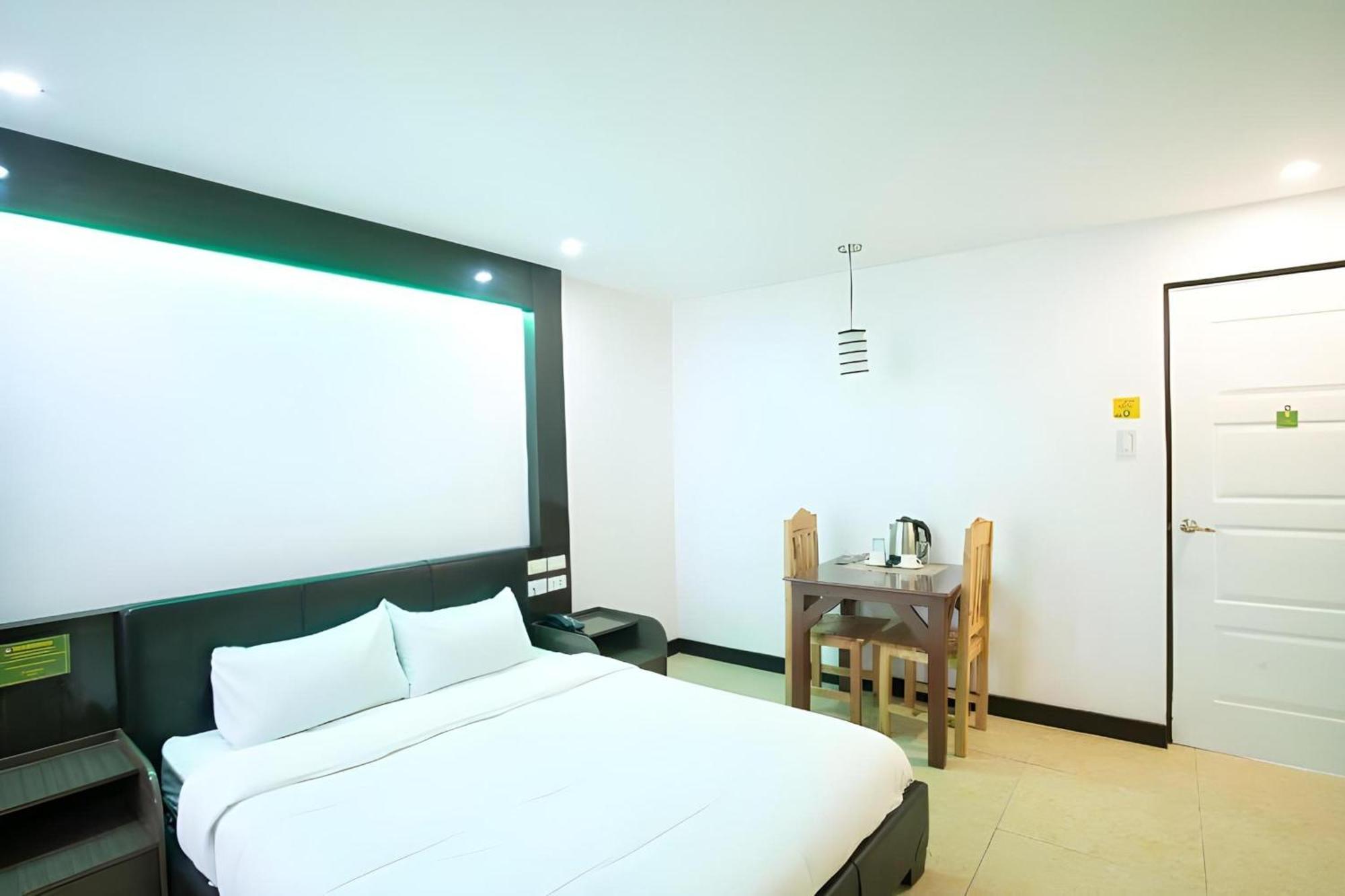 Oyo 195 Ranchotel - Binan Extérieur photo